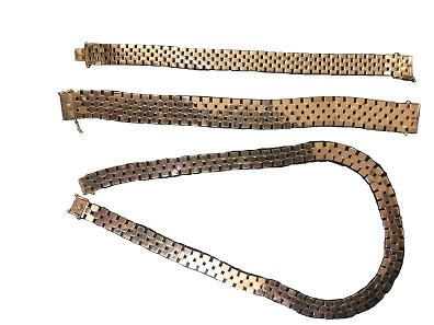 Armbånd og halskæde, guld (i boks)guld, 14 karatarmbånd, B:1 cm, L: 18 cm, vægt 24,6 g, solgtarmbånd, B:1,5 cm, L:19 cm vægt 27 g, 6.800 KR.halskæde B.1 cm, L: 40 cmHalskæde, B:1 cm, L: 40 cm, vægt 34,8 gPæn stand