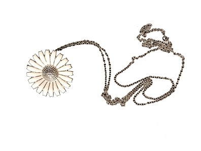 Marguerite med kæde, marguerite solgtGeorg JensenSterling sølv med emaljeD: 5,5 cmFin StandGeorg Jensen