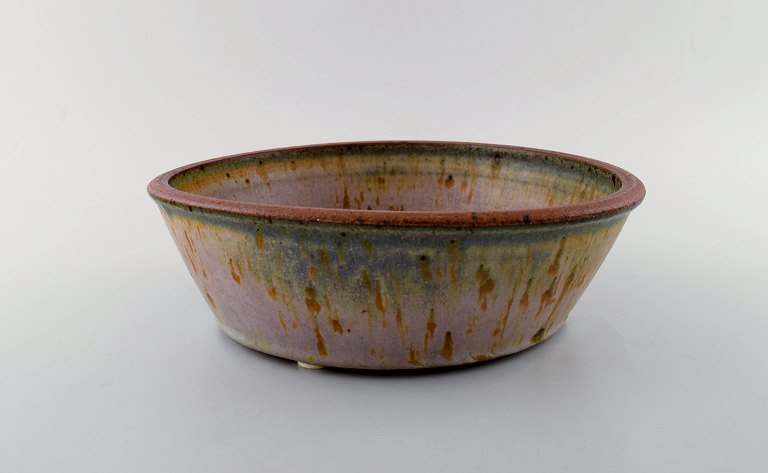 Helle Allpass (1932-2000). Large bowl of glazed stoneware decorated with 
beatiful glaze in violet and green blue shades and iron spots. 1960 / 70