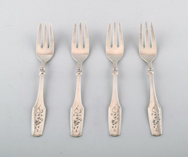Danish silversmith. Set of 4 cake forks in silver (830). 1930.
