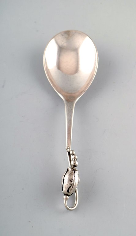 Georg Jensen "Magnolia" serveringsske af sterlingsølv. 1933-1944.
