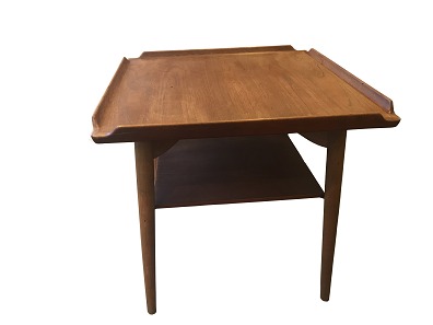 Table with hooked upwards sides and a shelf
Unknown
Teak wood
Width and length 60 cm, Height 61 cm
