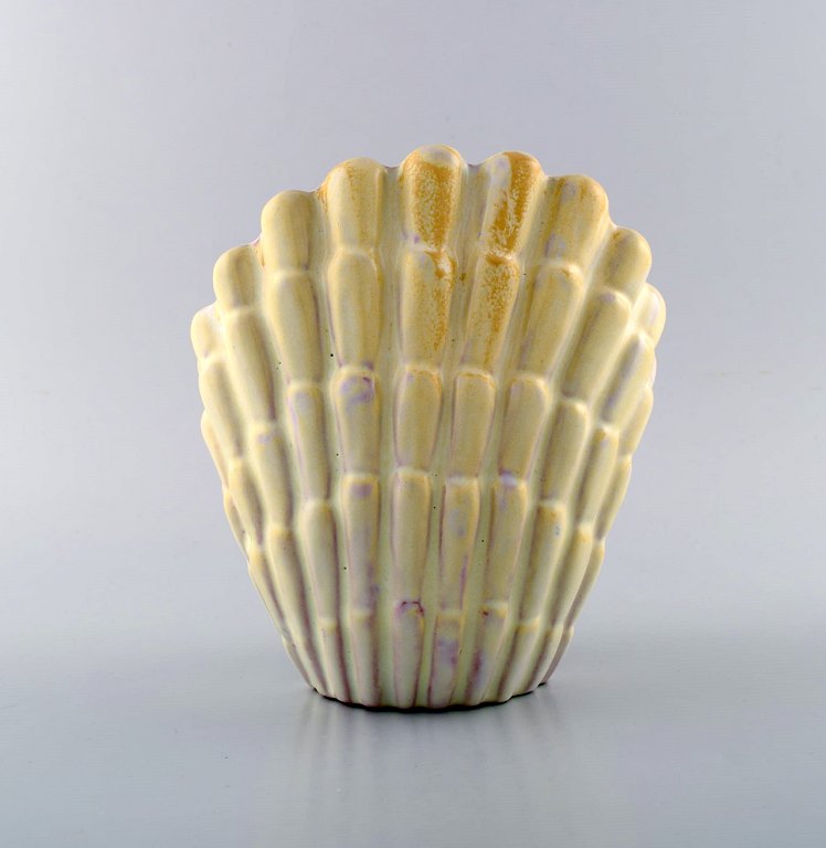Vicke lindstrand for Upsala-Ekeby. Art deco mussel shaped vase in glazed 
ceramic.