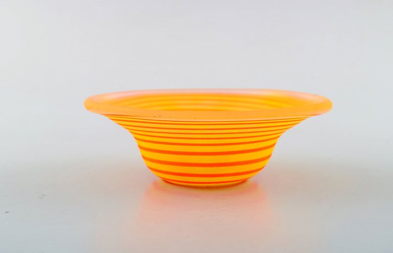 Gunnel Sahlin for Kosta Boda Atellier. Gul skål i kunstglas dekoreret med orange 
spiral. 1994. 
