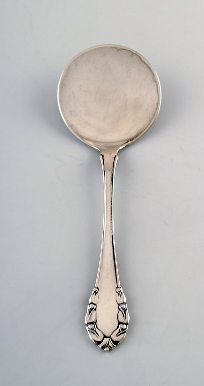 Georg Jensen "Lily of the valley" serving spade in sterling silver/ all silver. 
Dated 1930.