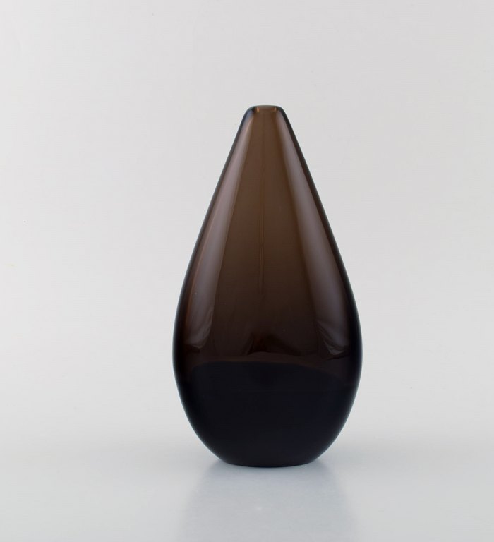 Salviati, Italien. Dråbeformet vase i mokkabrunt mundblæst kunstglas. 
1960/70