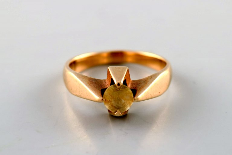 Dansk guldsmed. Art deco ring af 14 karat guld prydet med sten. 1930/40