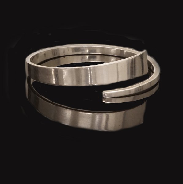 Hans Hansen: Armring aus Sterlingsilber. Masse innen: 7x7cm