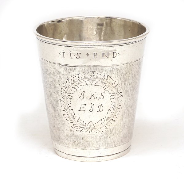 A 18th century silver cup. Made by B. Christoffersen der Weide, Horsens, 
Denmark, 1697-1747. H: 8,8cm. G: 115gr