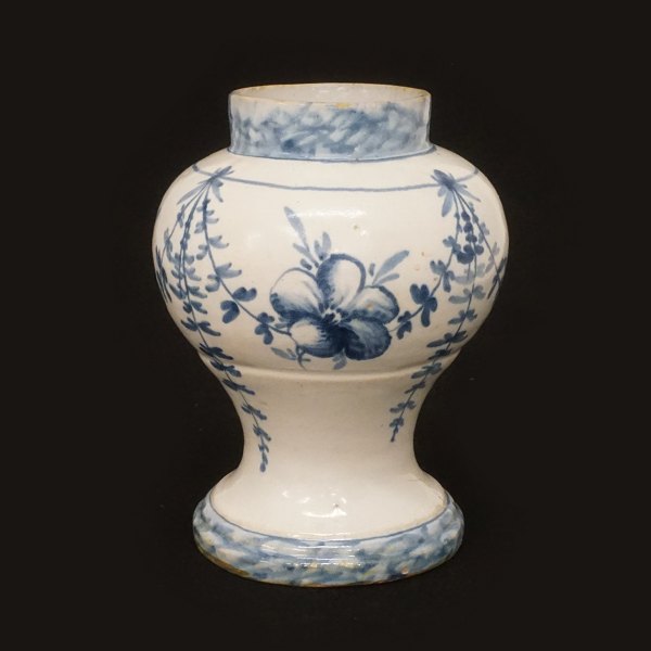 Vase aus Fayence. Manufaktur Morsø, Dänemark, um 1780. H: 17,5cm