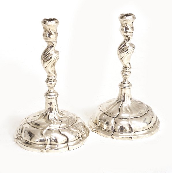 Sivert Thorsteinsson,  Copenhagen, 1742-99: A pair of large Rococo silver 
candlesticks.
Marked and dated 1765.
H: 22cm. W: 919gr