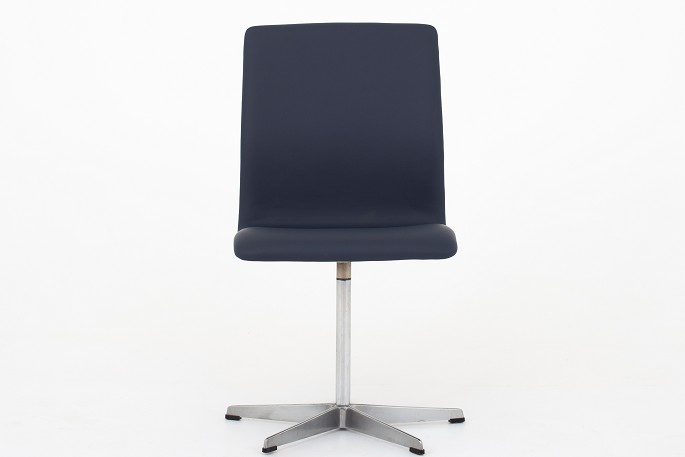 Arne Jacobsen / Fritz Hansen
AJ 3171 Oxford chair reupholstered in dark blue leather (Savanne Royal Blue) on 
an aluminum frame. KLASSIK offers upholstery of the chair in fabric or leather 
of your choice. Please contact us for further information.
Availability: 6-8 weeks
Renovated
