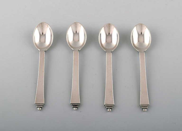 4 pcs Georg Jensen Pyramid coffee spoon / mocha spoon.
Sterling silver.
Designed by Harald Nielsen 1933-44.