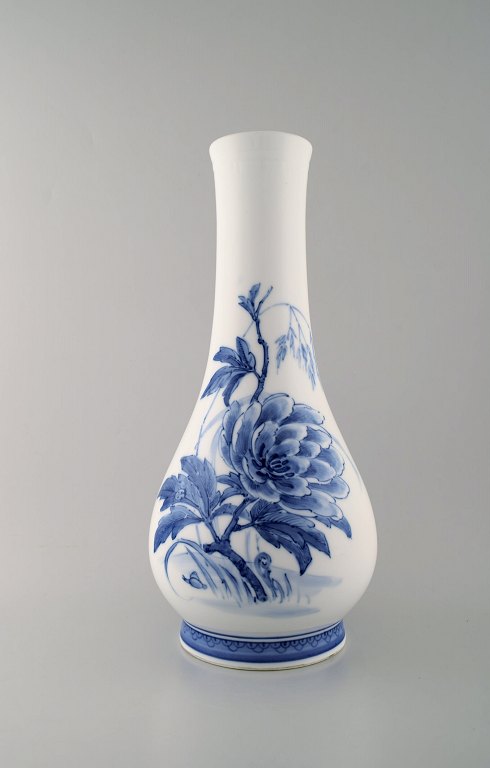 Oluf Jensen for Royal Copenhagen. Stor unika porcelænsvase med slank hals. 
Håndmalet med blomster. 1921.