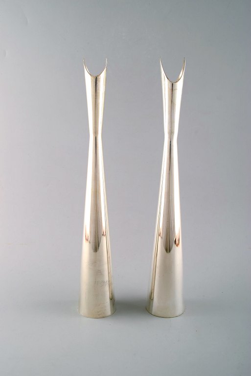 Lino Sabattini (b. 1925, d. 2016) for Christofle. A pair of modernist Cardinale 
vases in silver plated metal. Ca. 1960.