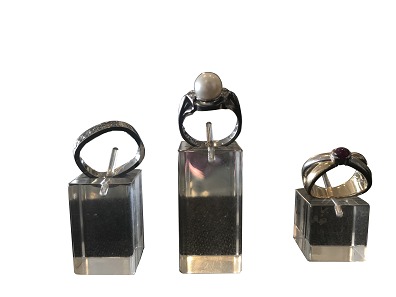 Three rings, 14 carats gold14 carats goldLeft: DiamondsMiddle: PearlRight: Diamonds and amethystGood condition