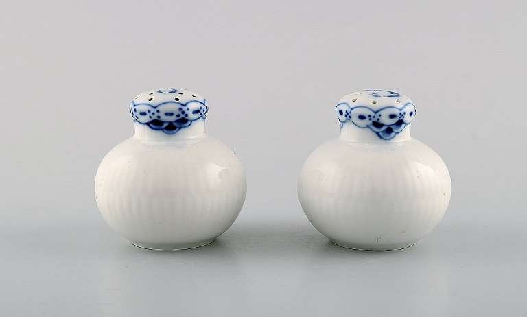 Royal Copenhagen blåmalet Prinsesse salt og peber sæt i porcelæn. 
Modelnummer 711/712.