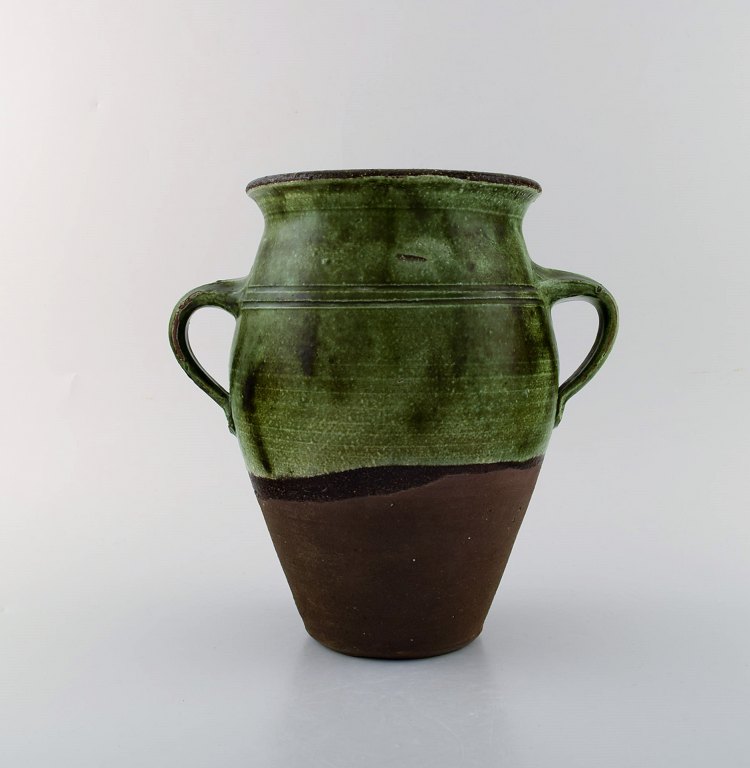 Gutte Eriksen: b. Rødby 1918, d. 2008. 
Large unique stoneware vase. Modeled with handles, decorated with glaze in 
shades of green.