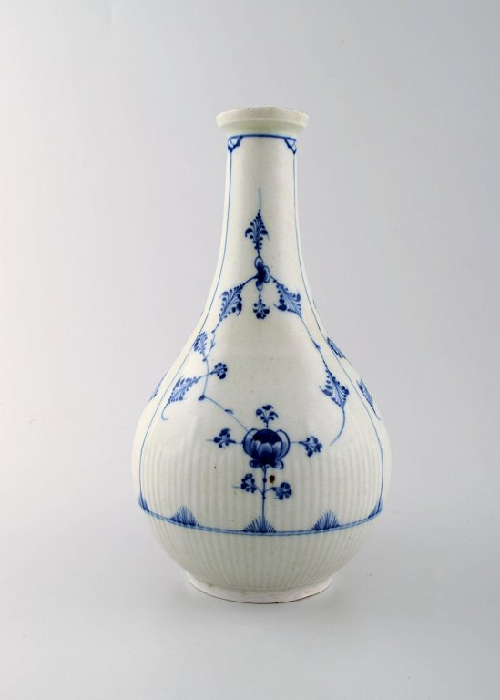 Large and rare Royal Copenhagen Blue Fluted vase in museum quality. Early 19th 
century.