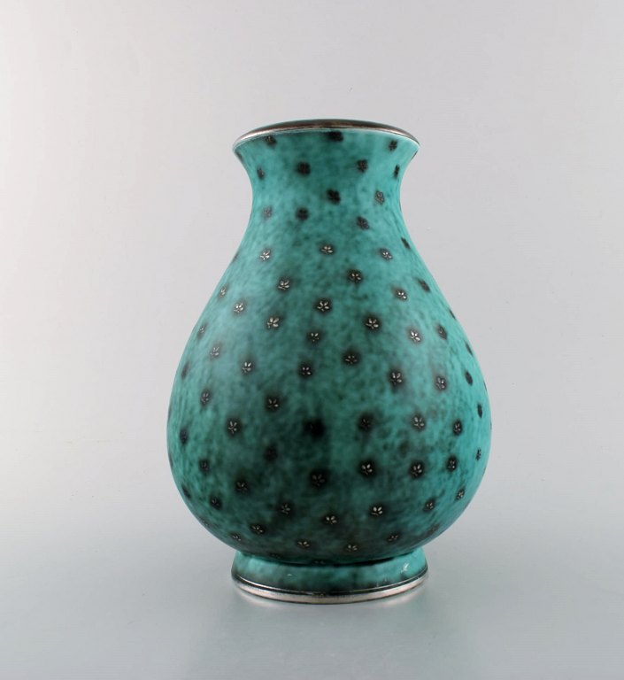 Wilhelm Kåge for Gustavsberg. Stor Argenta vase i keramik dekoreret med blade i 
sølvindlæg. Sjælden form.