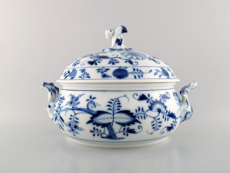 Meissen. Large round onion patterned lidded tureen. Early 1900