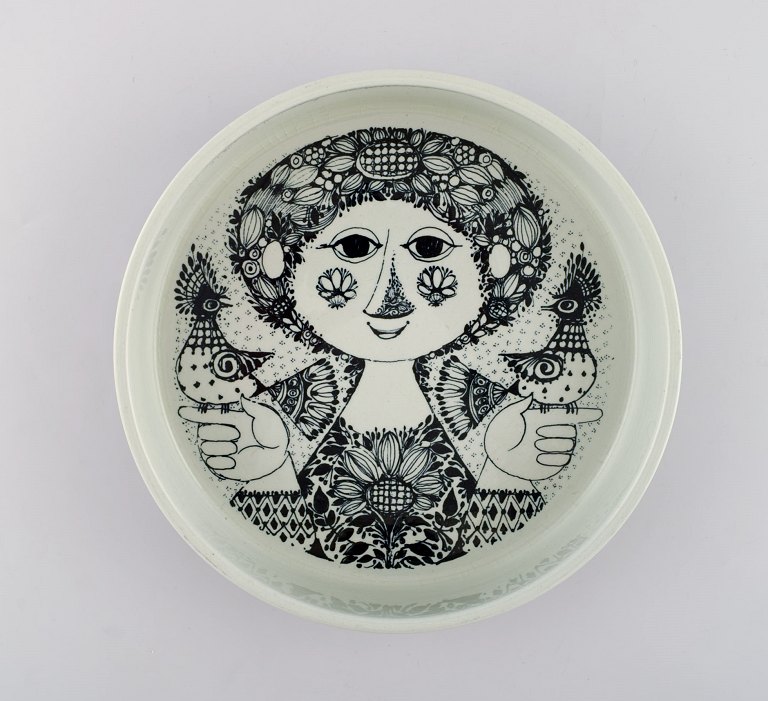 Bjørn Wiinblad for Nymølle. Skål i glaseret keramik med motiv af kvinde med 
fugle. 1970