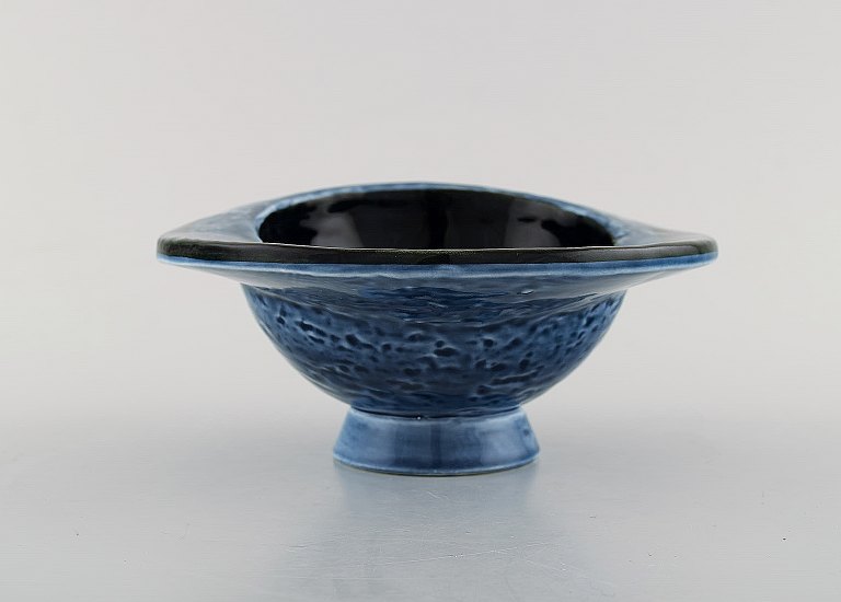 Vilhelm Bjerke Petersen (b. 1909, d. 1957) for Rörstrand. Rare "Abstract" 
ceramic bowl on foot.