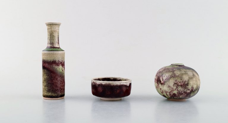 Stig Lindberg for Gustavsberg Studio Hand. Tre miniature vaser i smuk 
aniara-glasur. 1960/70