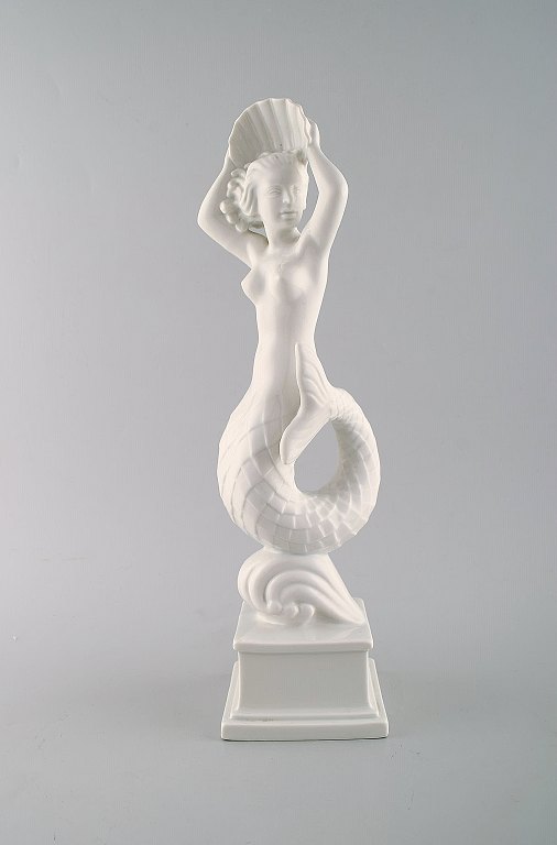 Harald Salomon for Rörstrand, stor og sjælden art deco blanc de 
chine/hvidglaseret skulptur forestillende havfrue med muslingeskal.