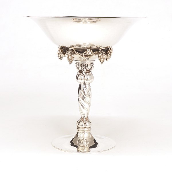 Georg Jensen: Traubenaufsatz in Sterlingsilber. #264A. H: 26,6cm. D: 25,2cm. G: 
1.160gr