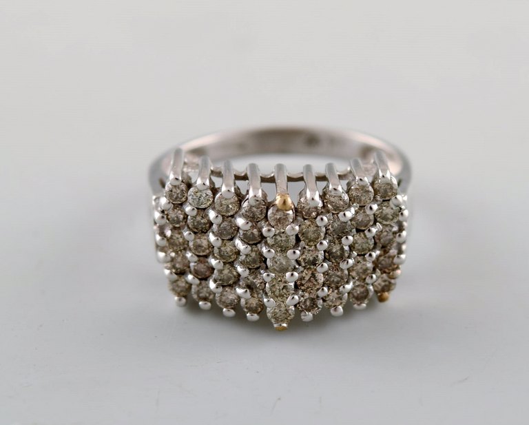 Stor art deco ring i 9 karat hvidguld med talrige diamanter. 
