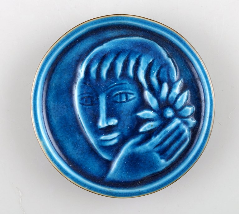 Jais Nielsen for Royal Copenhagen. Keramik plakette med kvindeansigt i smuk blå 
glasur. 1930