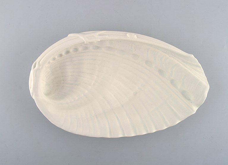 Wilhelm Kåge for Gustavsberg studio hand. "Carrara" bowl in the shape of a clam. 
Mid 20th century.
