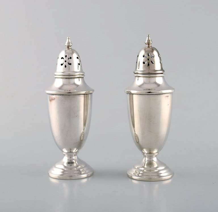 Towle, American silversmiths. A pair of sugar castors in sterling silver. Late 
19th century.
