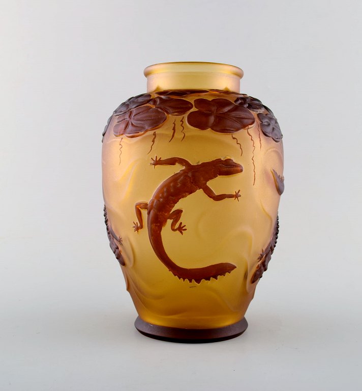 Kunstglas vase i art nouveau stil dekoreret med salamandere. 1900-tallet.