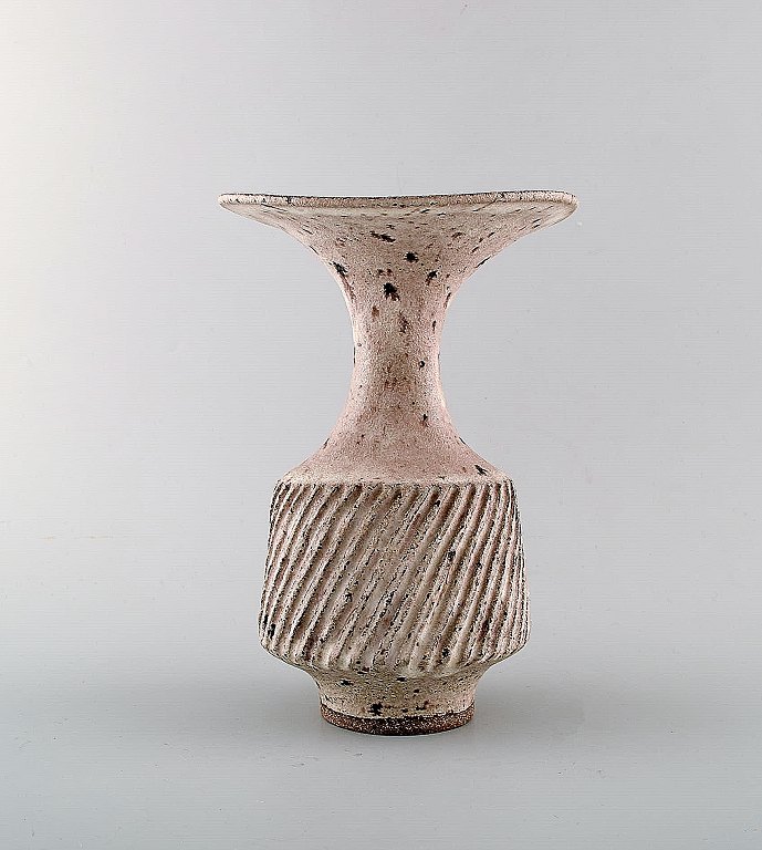 Lucie Rie (f. 1902, d. 1995, østrigsk-født britisk keramiker. Stor modernistisk 
unika vase i glaseret keramik / stentøj.