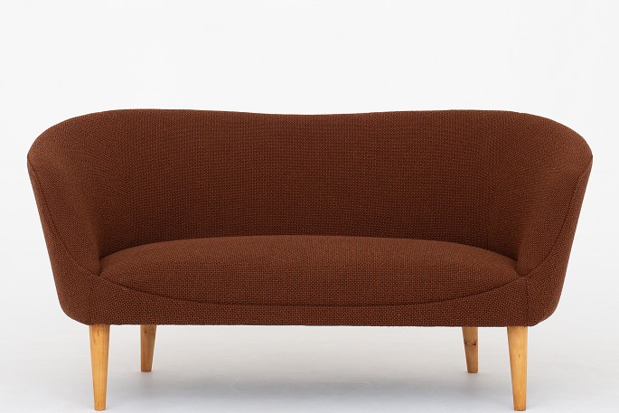 Svensk Snedkermester 
Nybetrukket 2 pers. sofa i tekstil (Colline 568) med svungen ryg på ben af bøg
1 stk. på lager
Ny-restaureret
