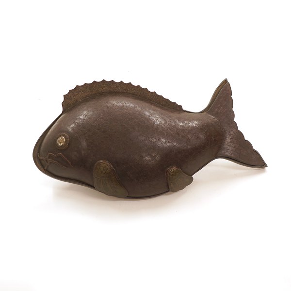 A fish shaped box. China circa 1860. L: 36cm. H: 8,5cm