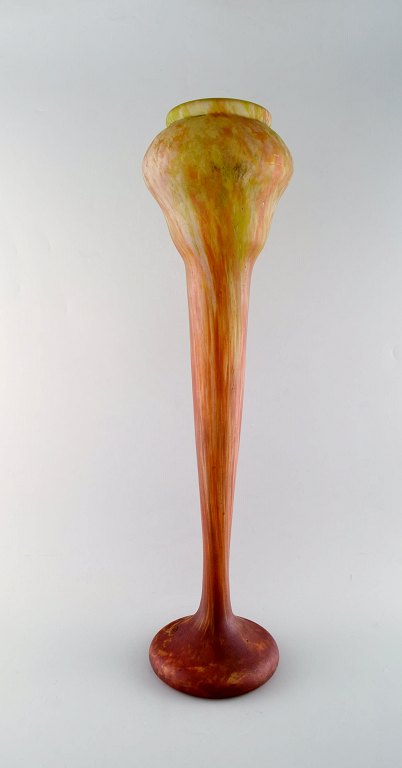 Meget stor Daum Nancy Pâte de verre vase. Art nouveau. Smukke farver i røde, 
gule og grønne nuancer. Ca. 1910.
