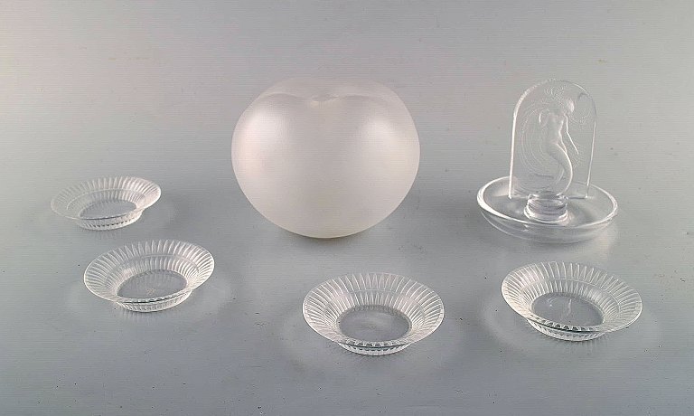 Lalique. Samling bestående af vase, smykkeskål og fire kaviarskåle. 1960