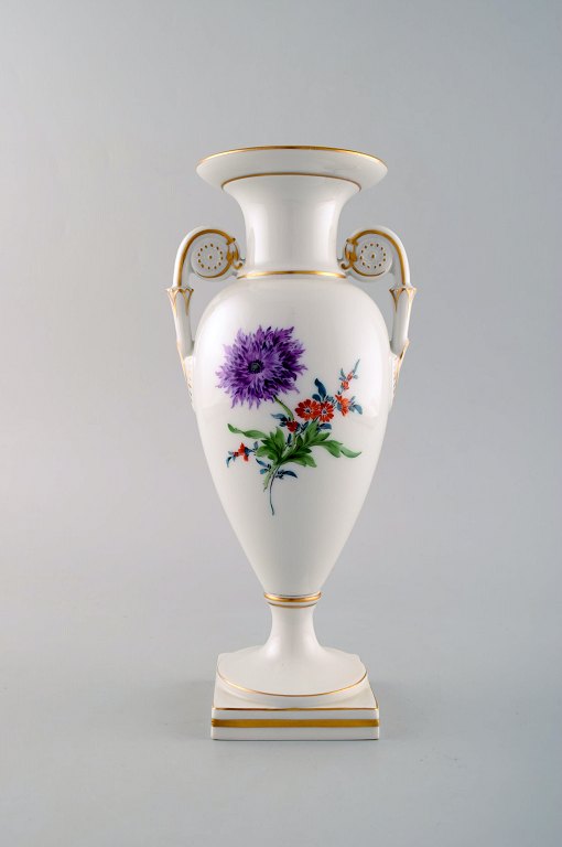 Meissen empire vase with hand painted floral motif. Ca. 1920.
