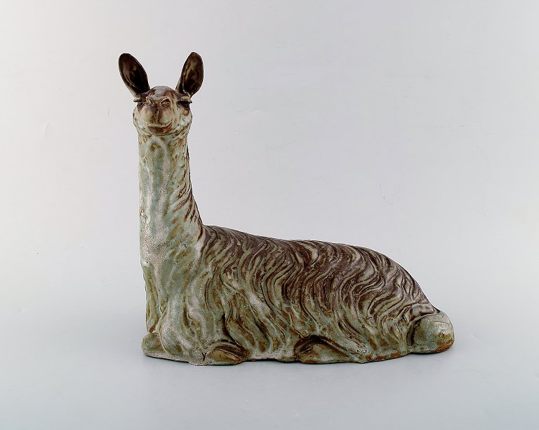 Lea von Mickwitz (1884 -1978) for Arabia. Stor skulptur i glaseret stentøj. 
Lama. 1940