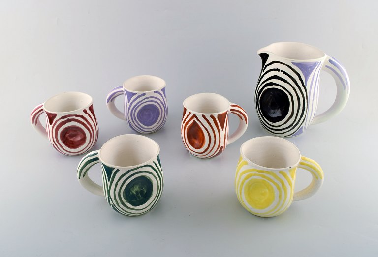 Atelier Cerenne, Vallauris. Sæt på fem håndmalede unika kopper og kande i 
glaseret stentøj. 1950