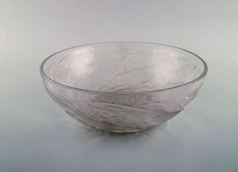 Early and rare René Lalique "Chiens" art deco bowl in art glass decorated with 
dogs. 1930