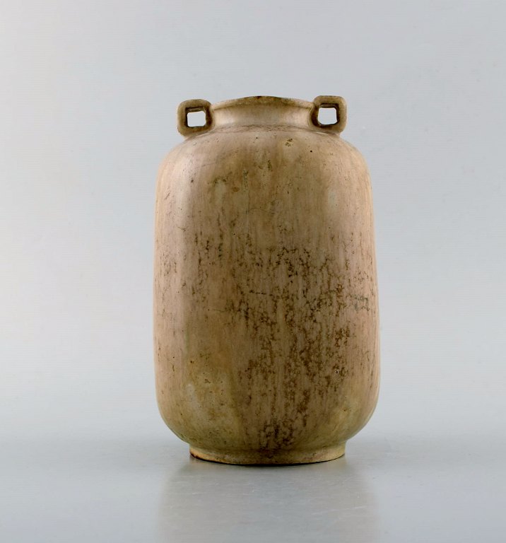 Arne Bang. Ceramic vase with square corpus with two small angled handles. 
Beautiful glaze in light earth tones. Model number 121. The model was 
manufactured from 1935-40.