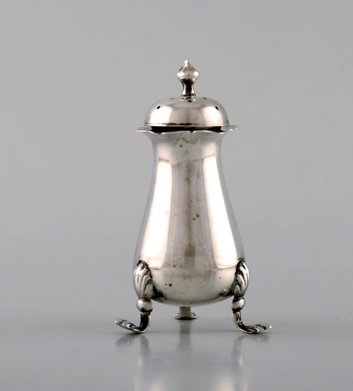 English pepper shaker in silver. Late 19th century. From large private 
collection. 
