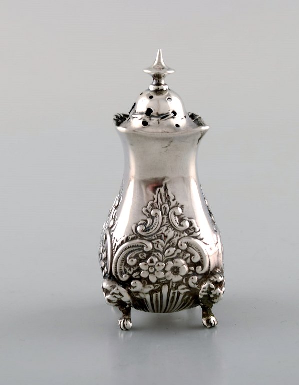 English pepper shaker in silver. Late 19th century. From large private 
collection. 
