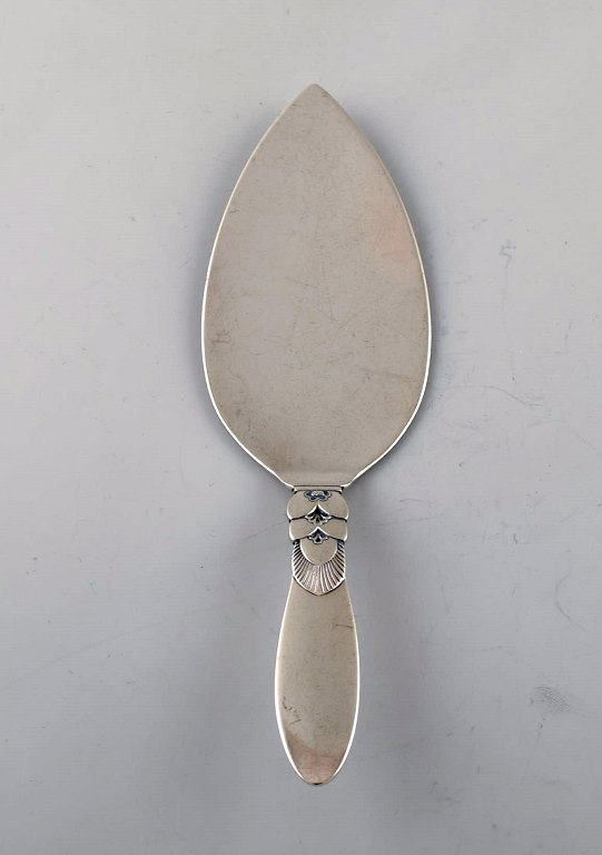 Early Georg Jensen "Cactus" serving spade in sterling silver. Dated 1915-30.