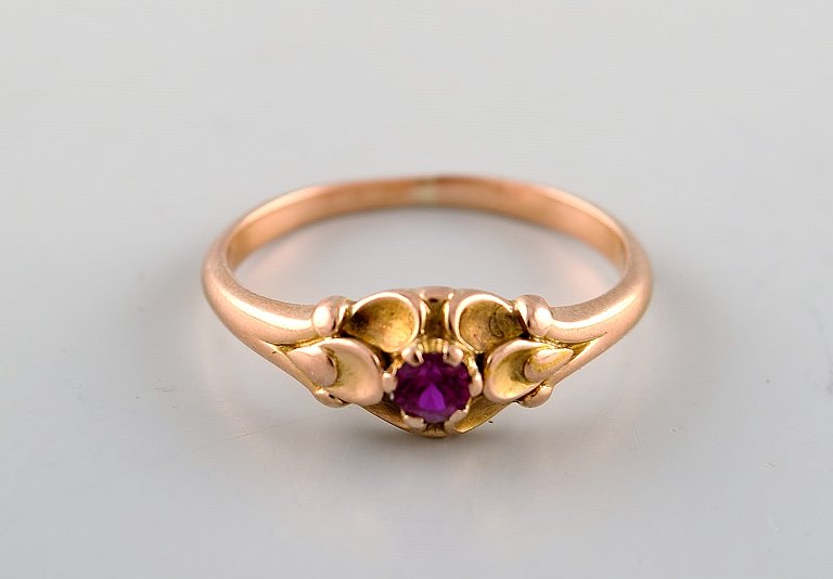 Georg Jensen 18 karat guldring med violet halvædelsten. Dateret 1933-44.