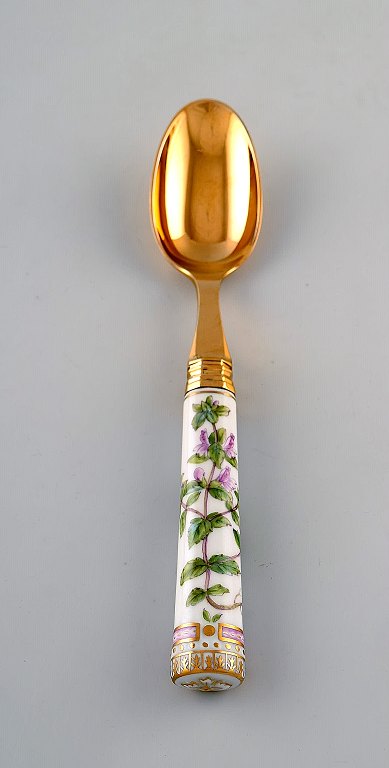 Georg Jensen for Royal Copenhagen. "Flora Danica" spiseske af forgyldt 
sterlingsølv. Skafte af porcelæn dekoreret i farver og guld med blomster.